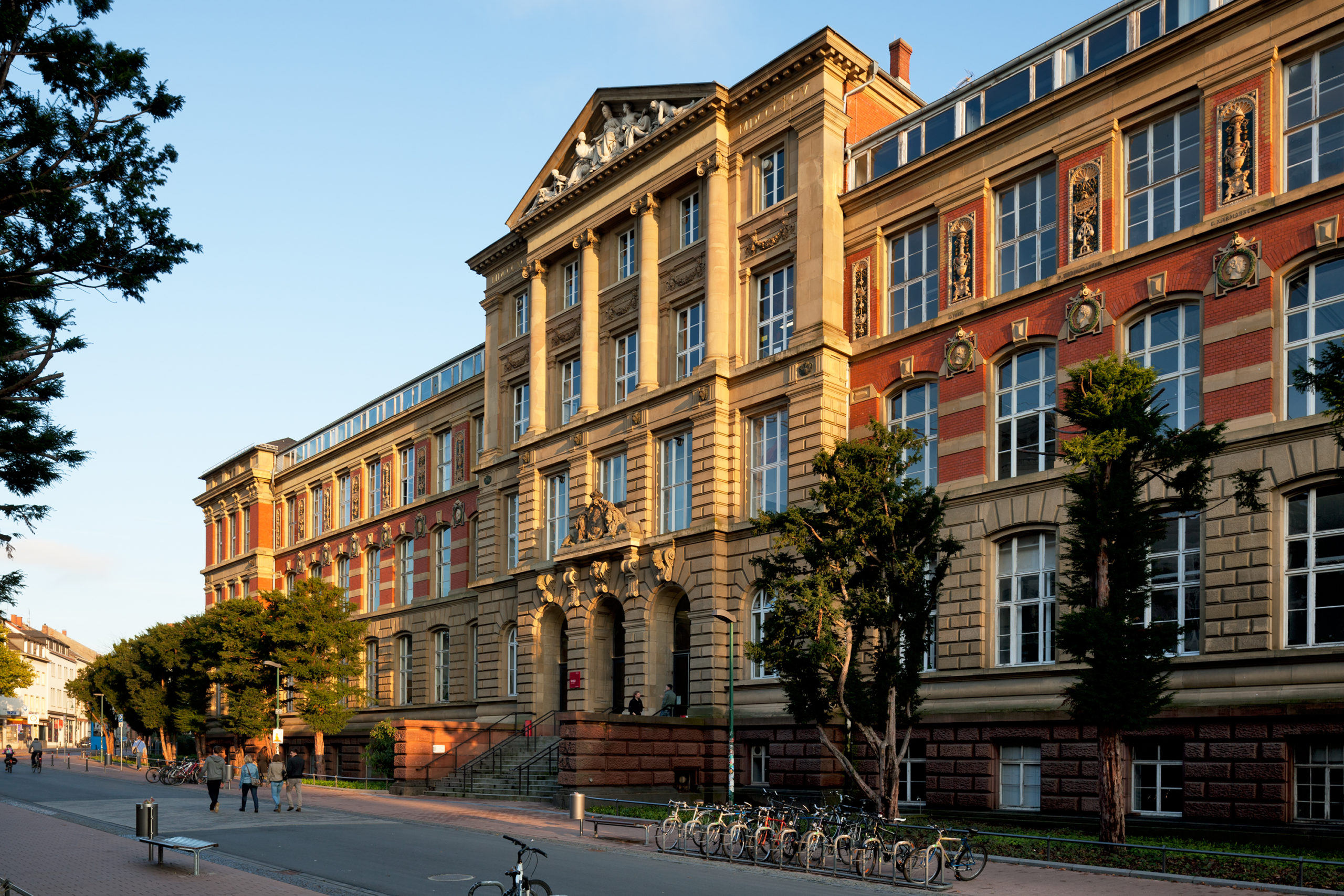 Das Alte Hauptgebäude (S1|03) in der Hochschulstraße wurde 1895  nach Plänen von Heinrich Wagner fertiggestellt und später durch Georg Wickop erweitert. Ab 2012 wurde das unter Denkmalschutz stehende Gebäude etappenweise saniert.